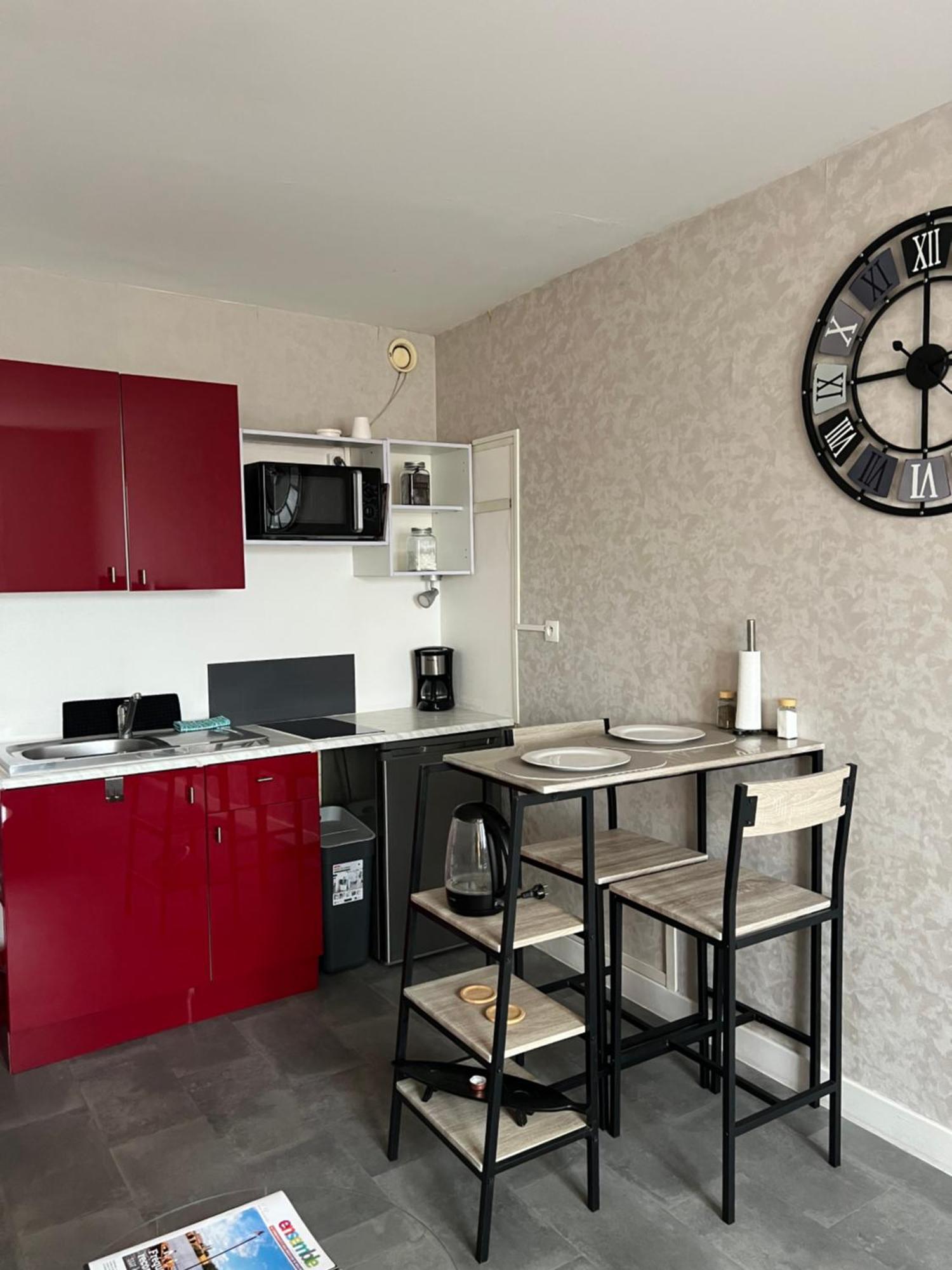 Joli Studio Avec Parking Prive, Bien Situe Moulins  Buitenkant foto